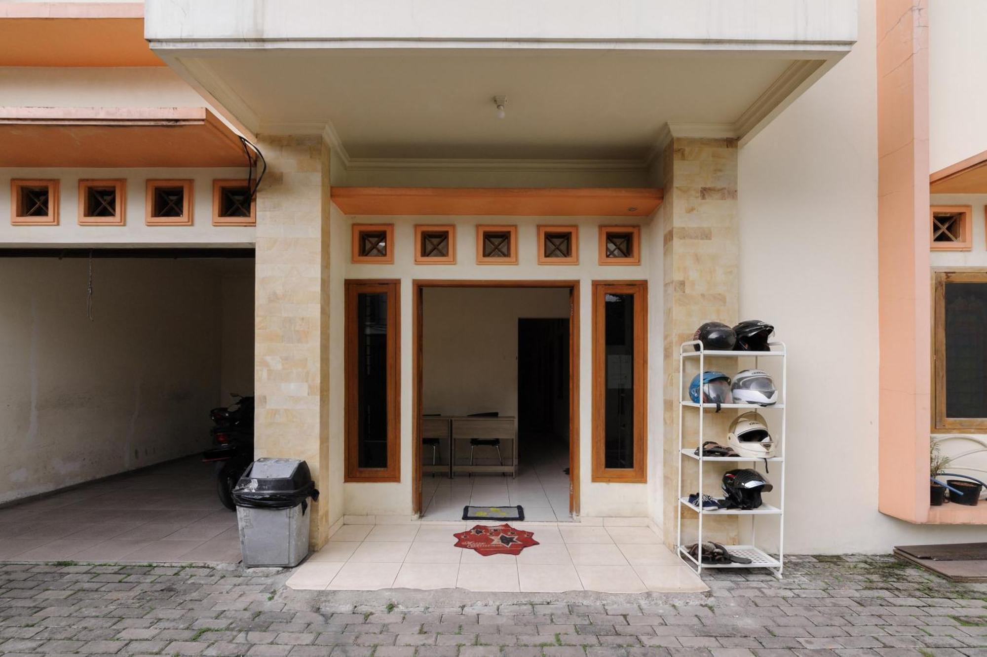 Reddoorz At Meruya Utara Rumah tetamu *