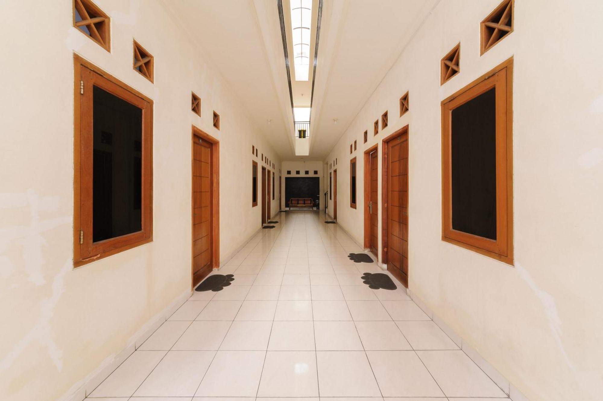 Gasthuis Reddoorz At Meruya Utara Jakarta